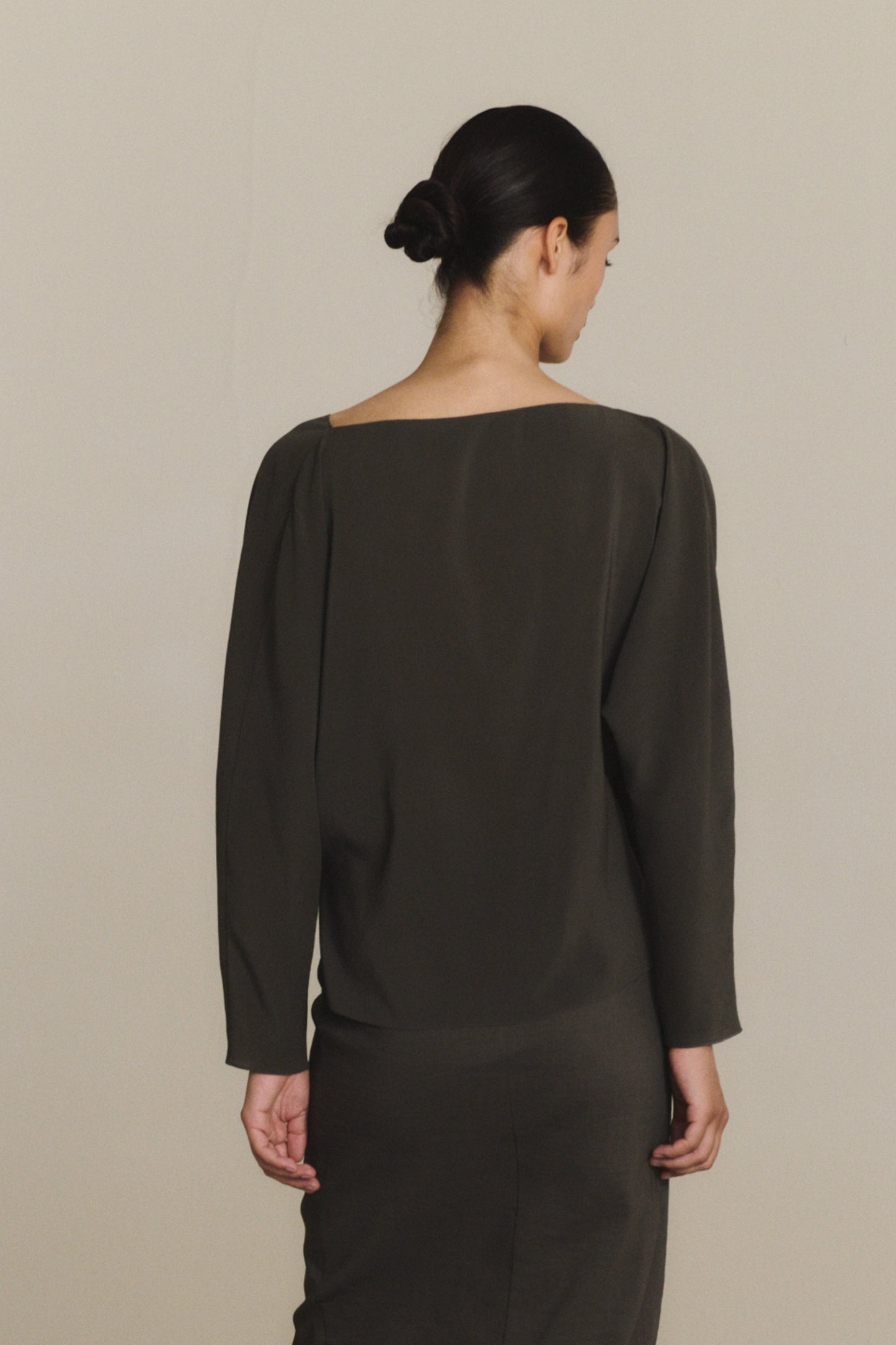 Sara, dark grey crossed silk top