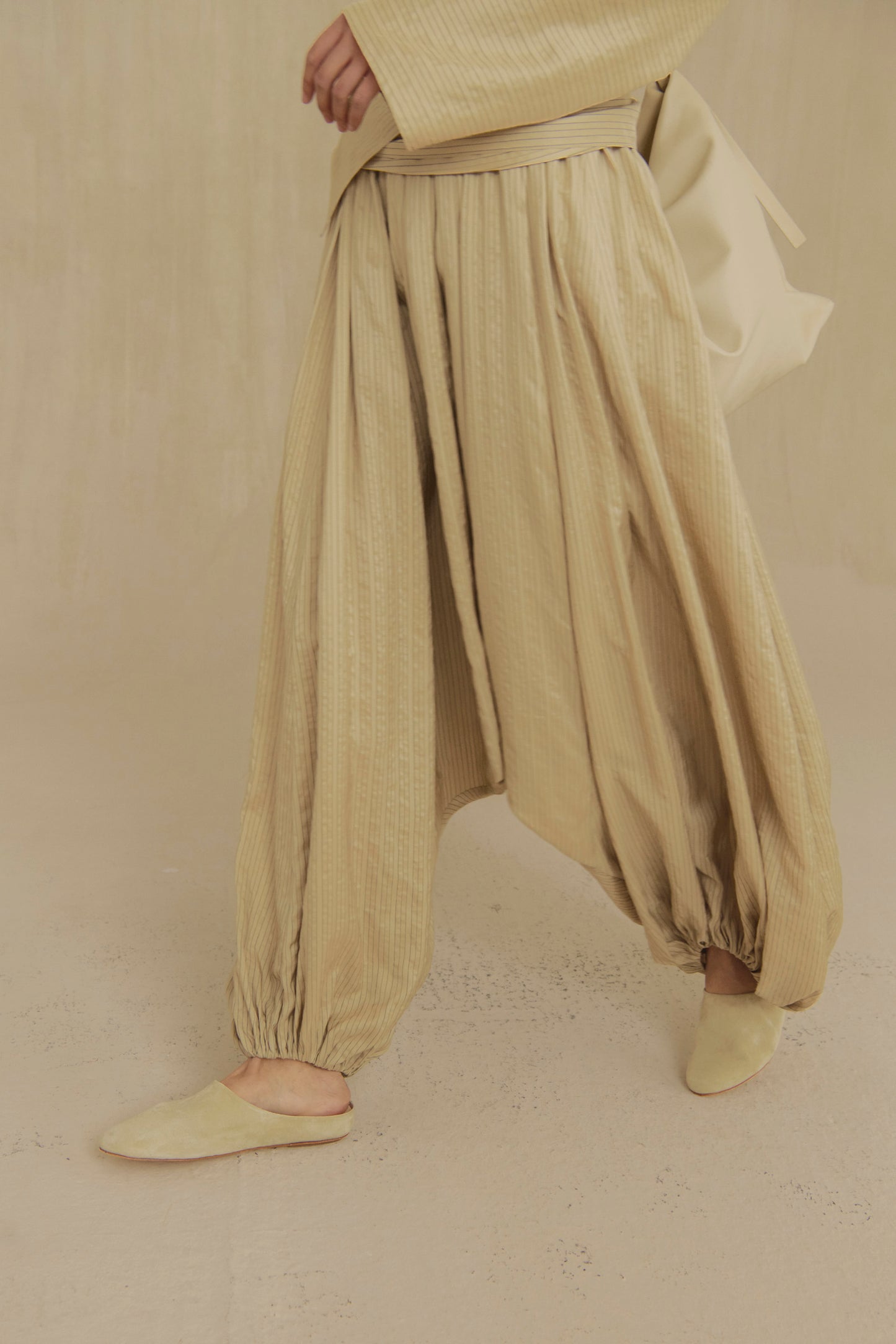 Sentido, pantalon bombacho de seda a rayas
