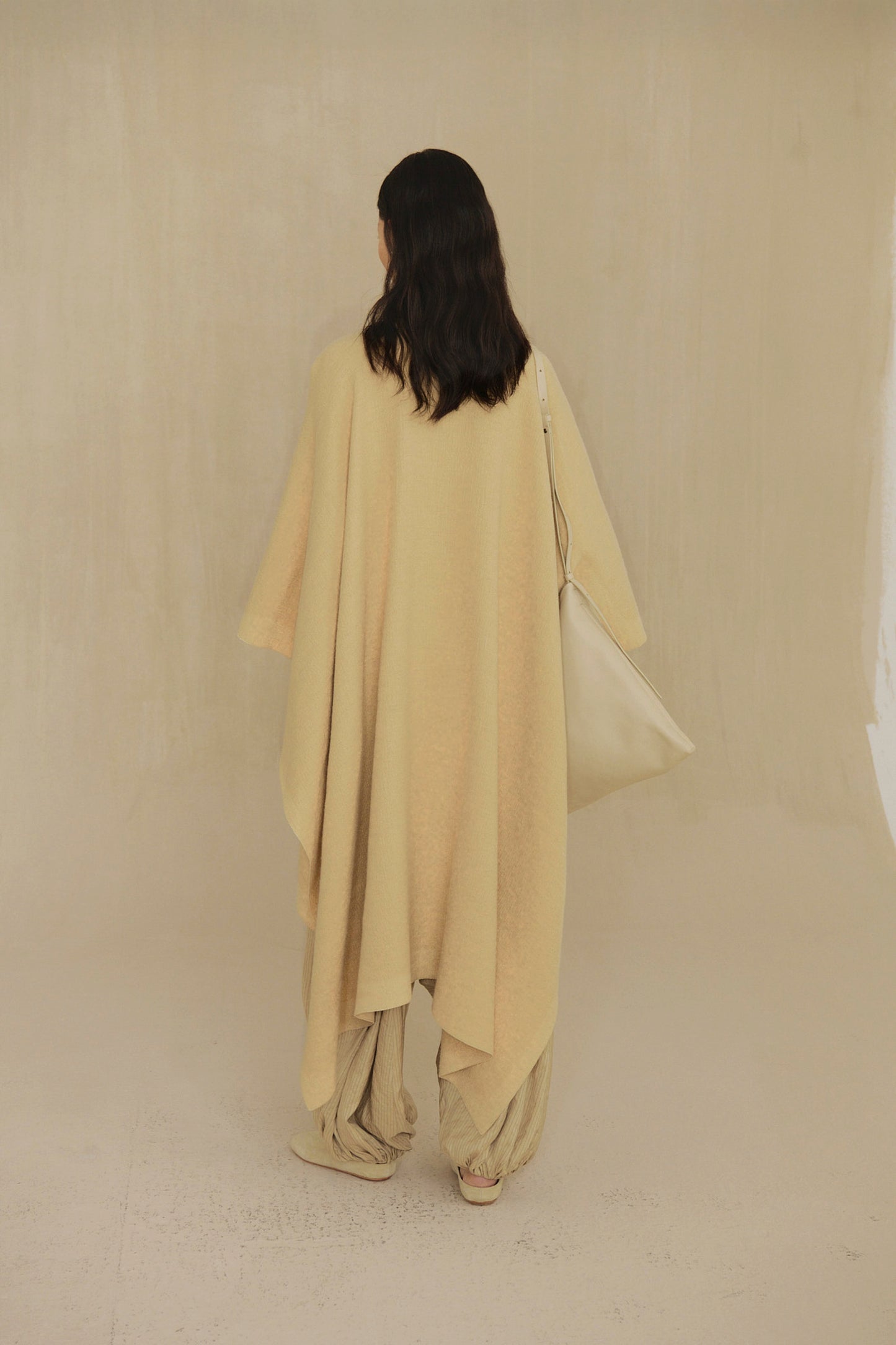 Silence, poncho de cachemir y lino vainilla