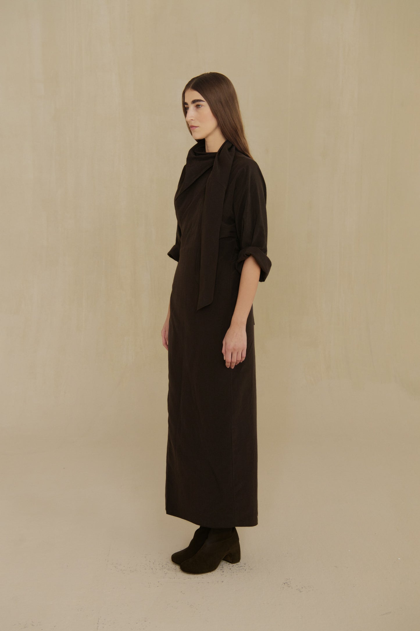 Sofia, vestido de lino y seda moka