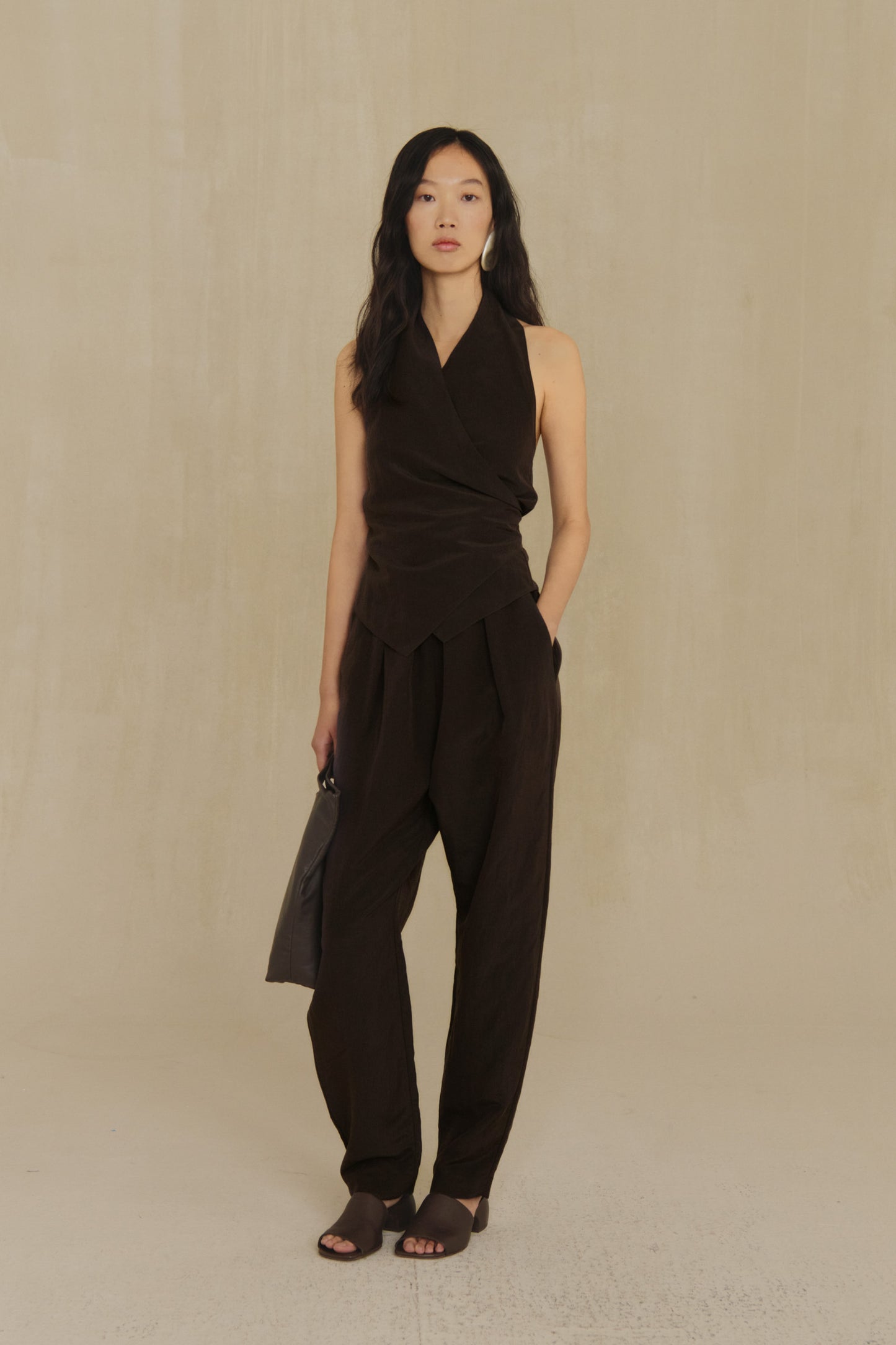 Amar, pantalon moka de lino y seda