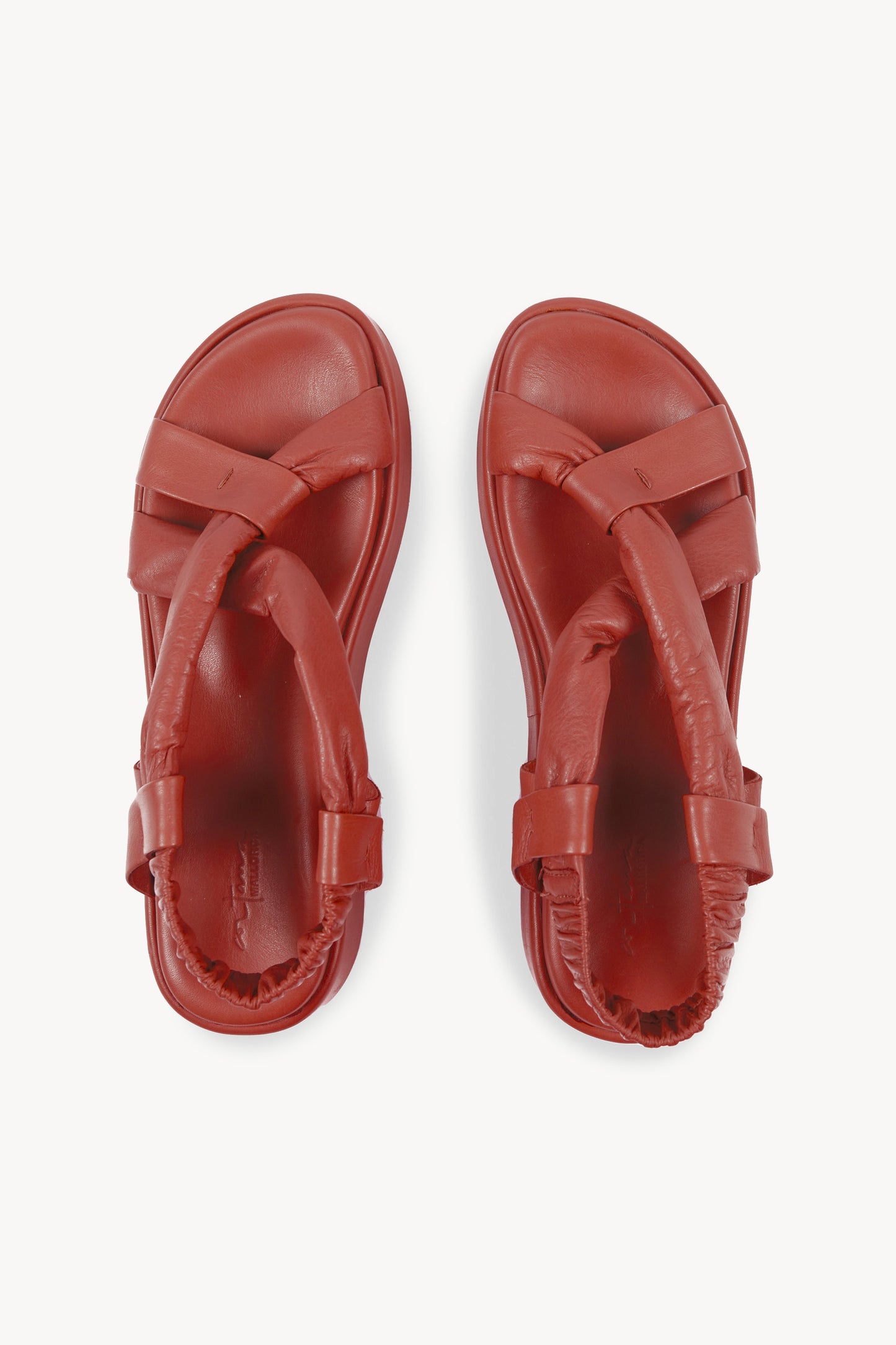 Suro, sandalia plana en arcilla