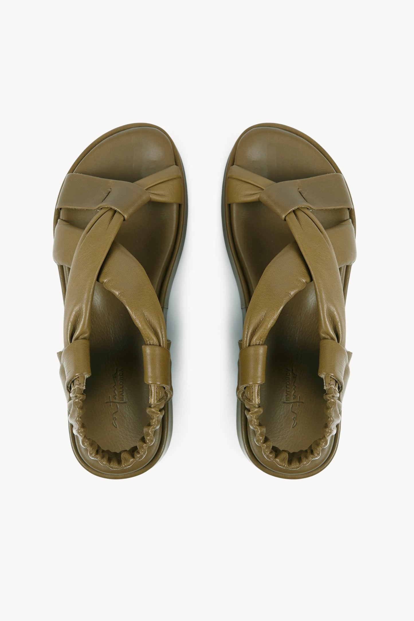 Suro, sandalia en cuero pistacho