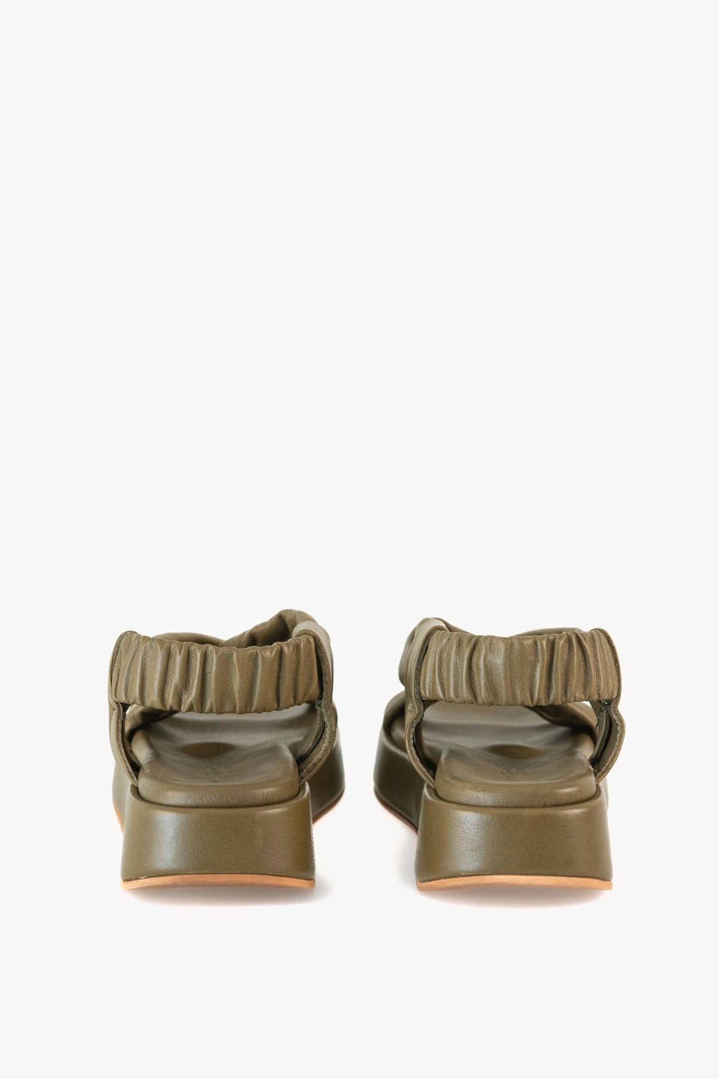 Suro, sandalia en cuero pistacho