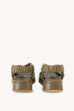 Suro, sandalia en cuero pistacho