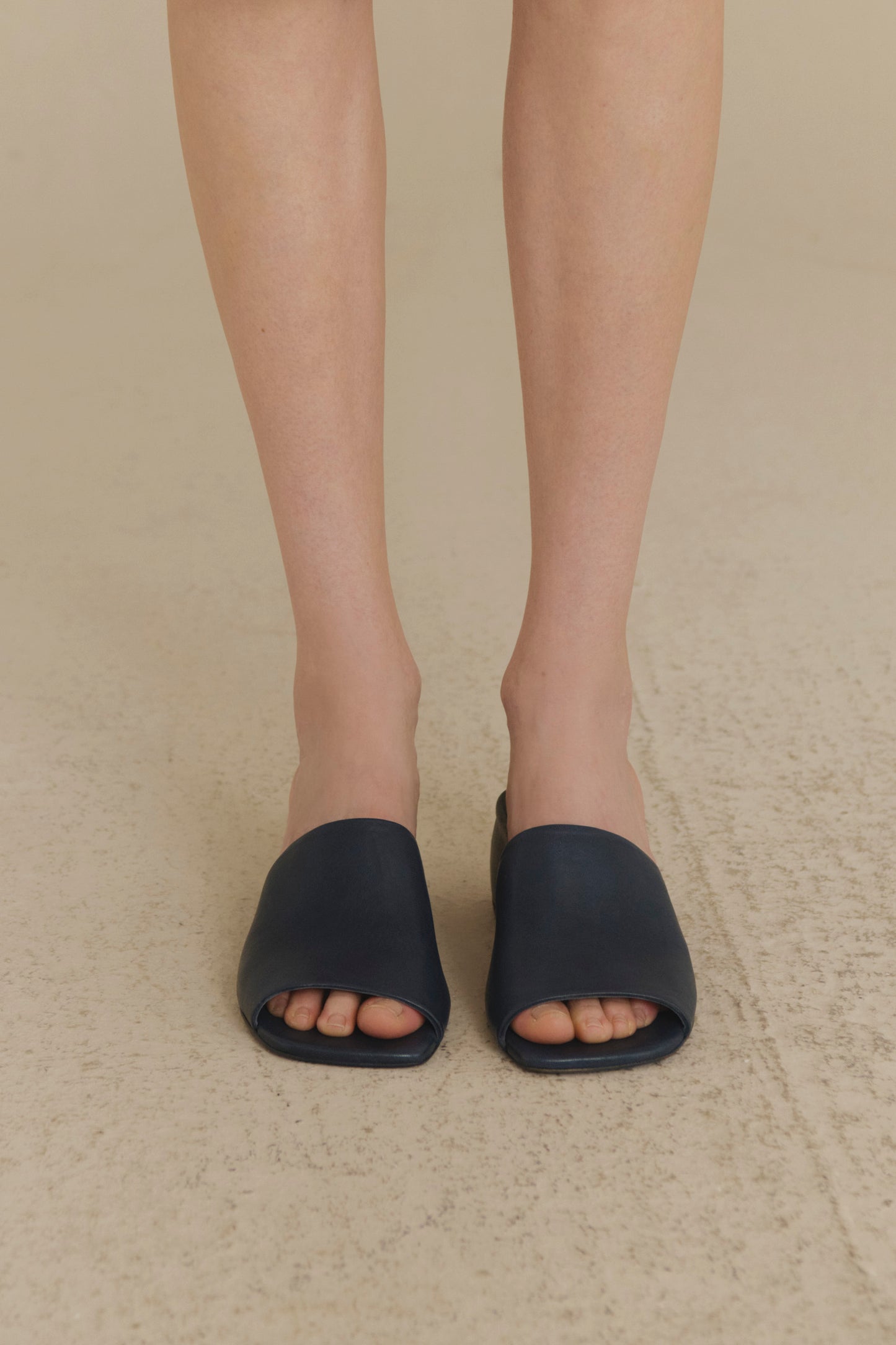 Thea, mules de piel azul marino