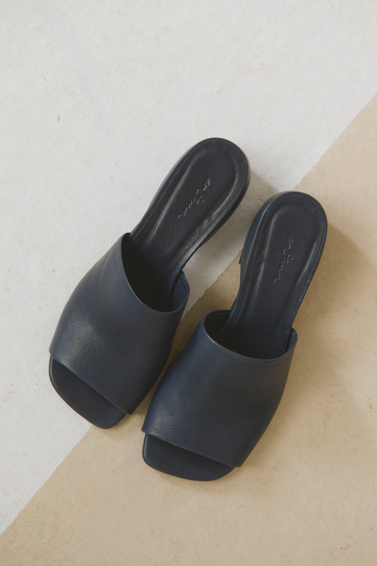 Thea, mules de piel azul marino