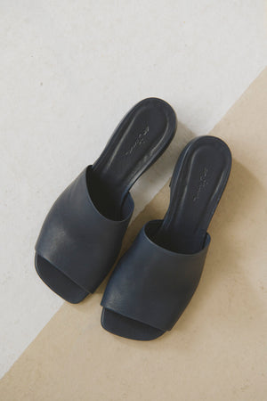 Thea, mules de piel azul marino