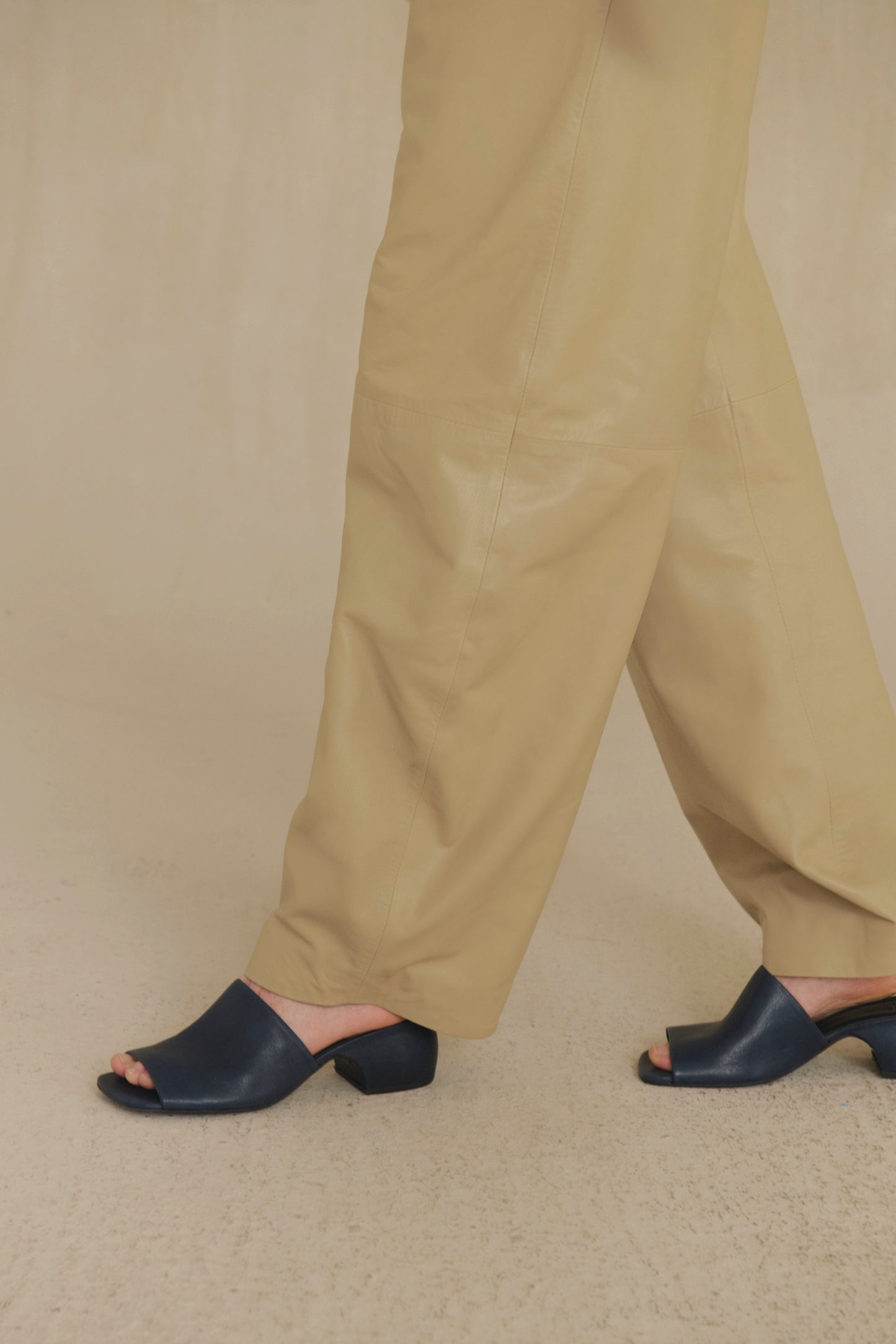 Thea, mules de piel azul marino