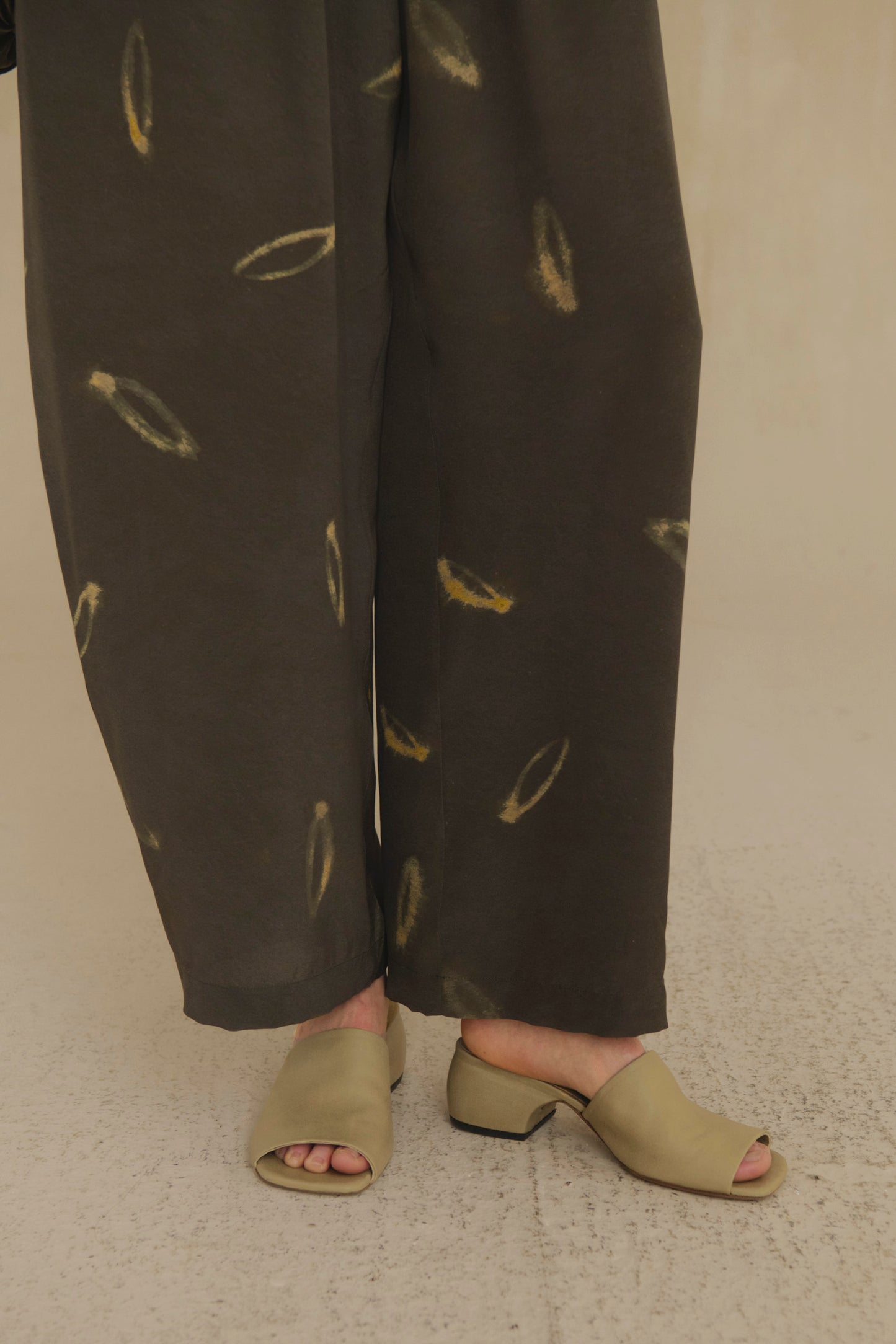 Thea, mules de piel verde oliva