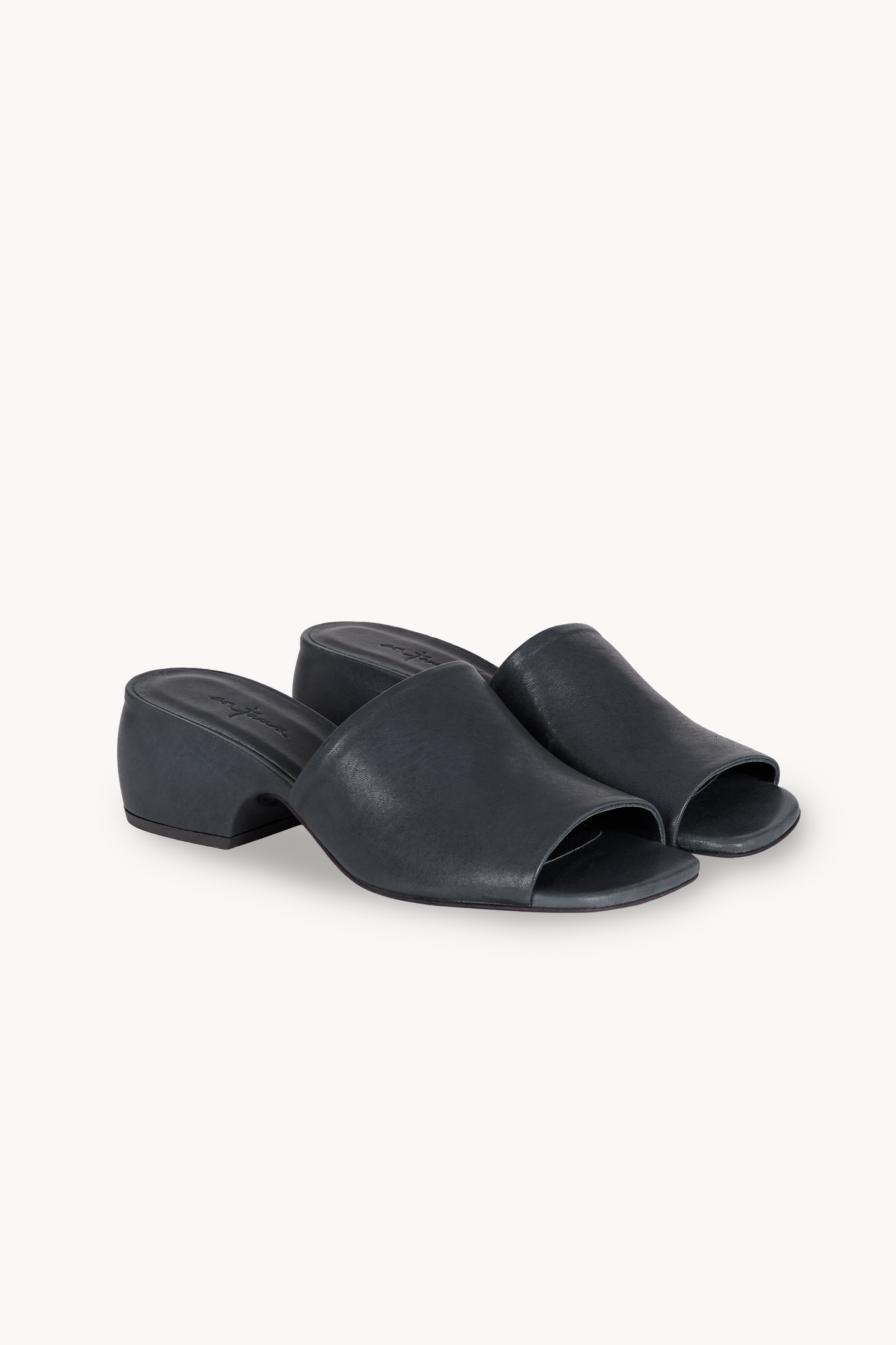 Thea, mules de piel azul marino