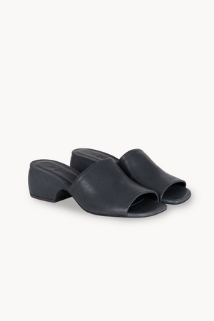 Thea, mules de piel azul marino