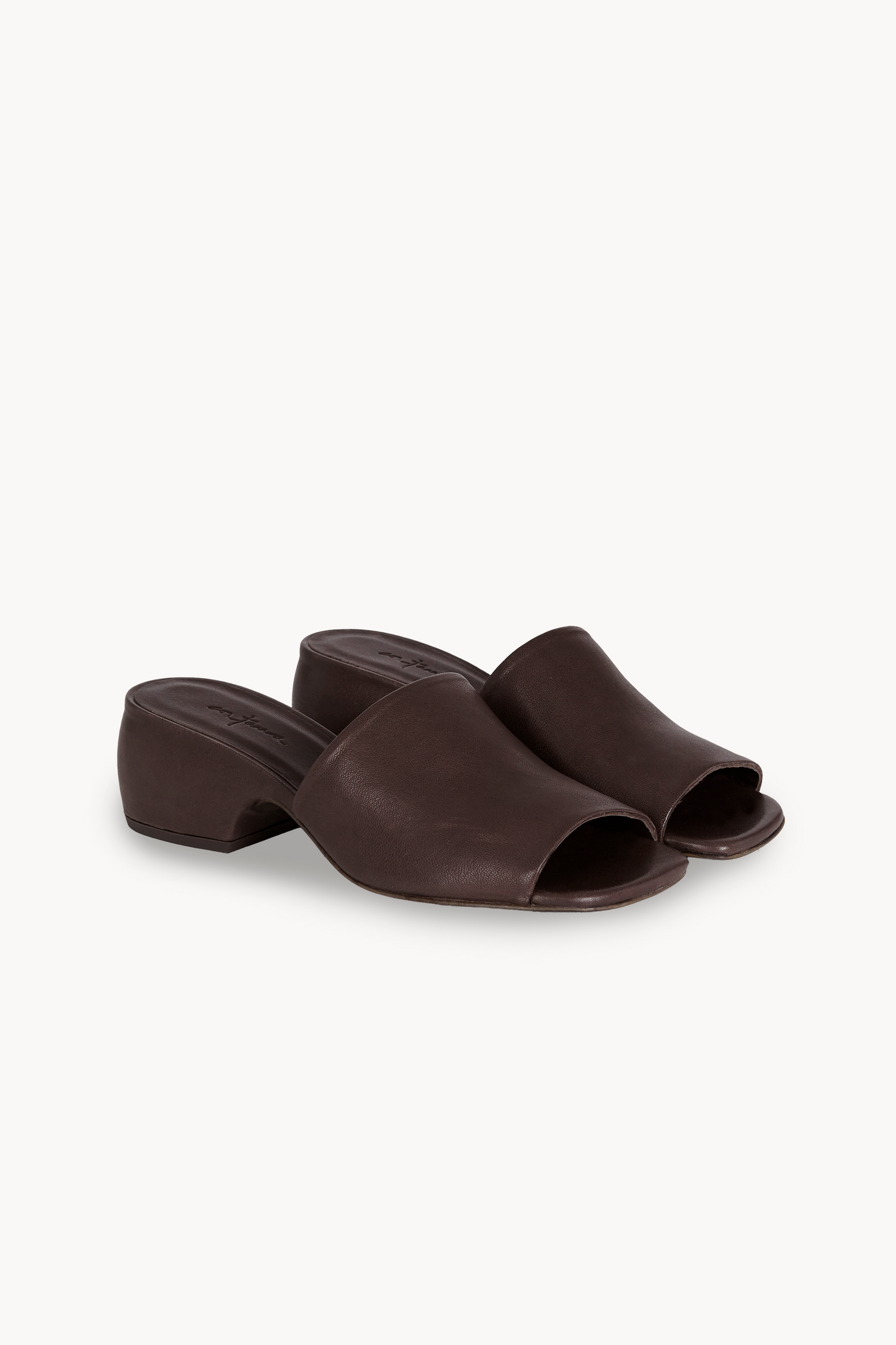 Thea, mules de piel marron noche