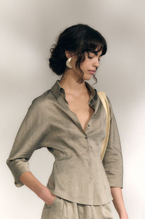 Theresa, camisa de lino de rayas gris plata
