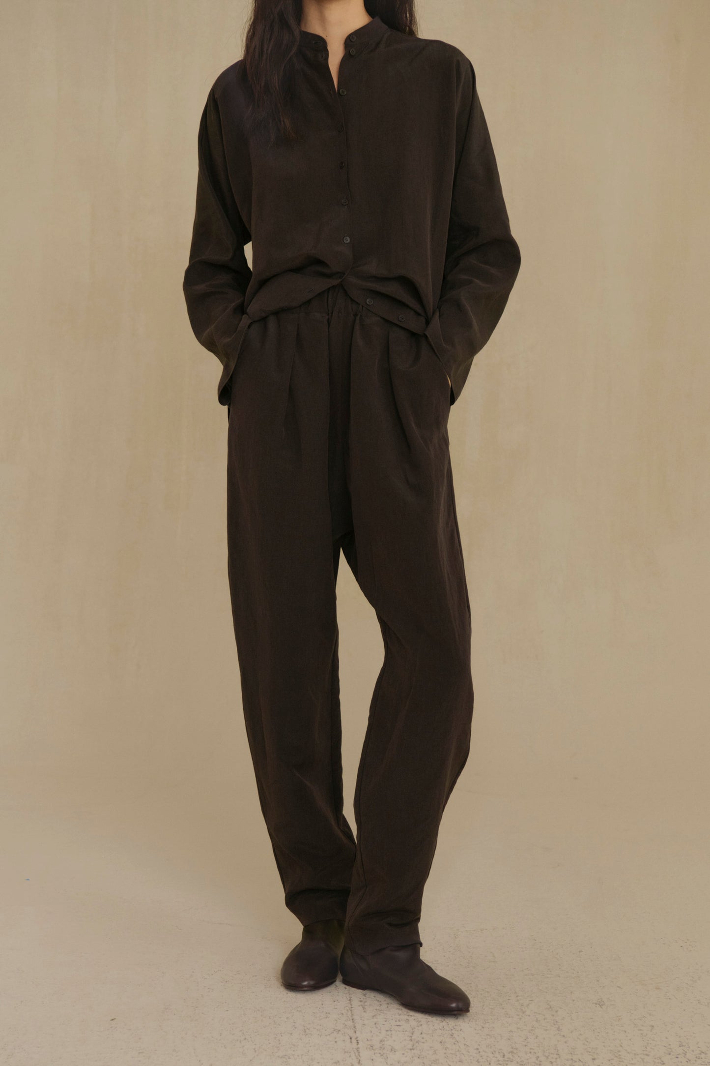 Amar, pantalon moka de lino y seda