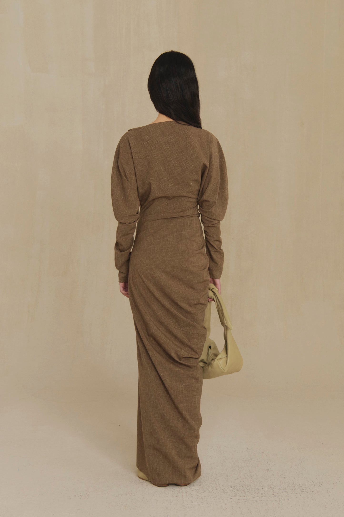 Timeless, vestido de lana virgen y seda marron claro