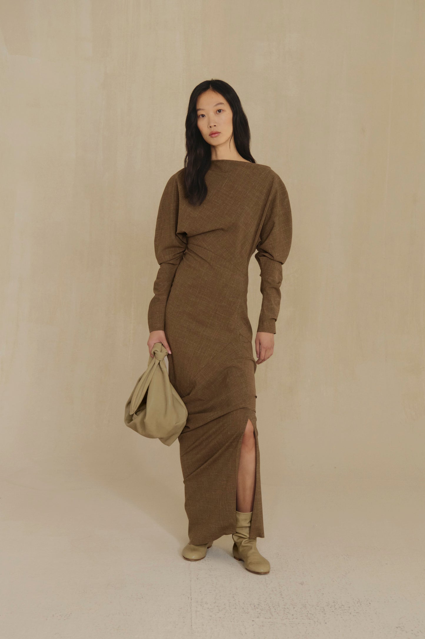Timeless, vestido de lana virgen y seda marron claro