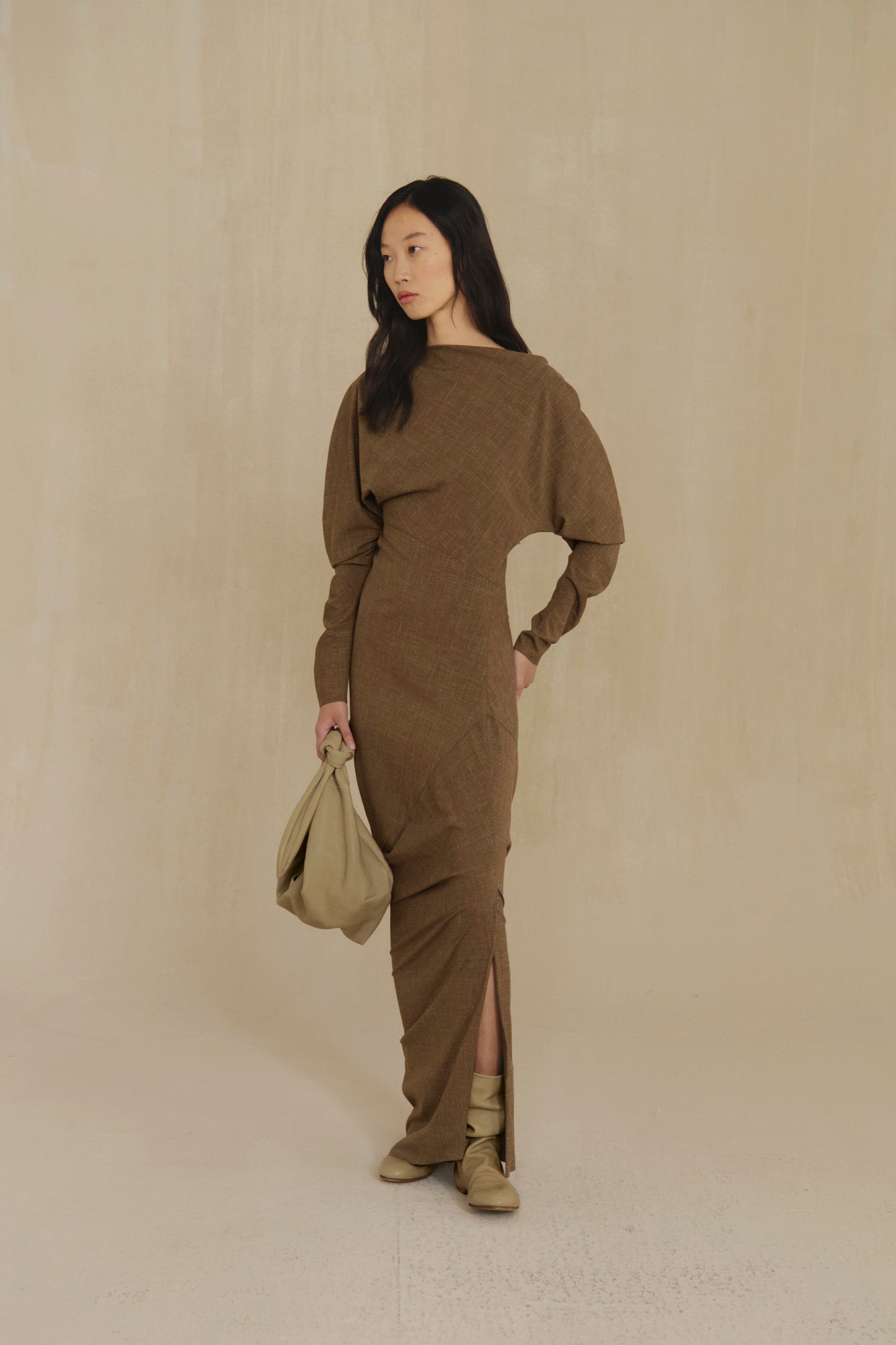 Timeless, vestido de lana virgen y seda marron claro