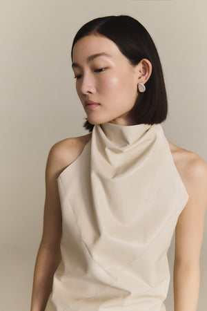 Tulip, top halter de piel arena