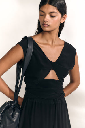 Tunez, crop top cruzado de seda negro