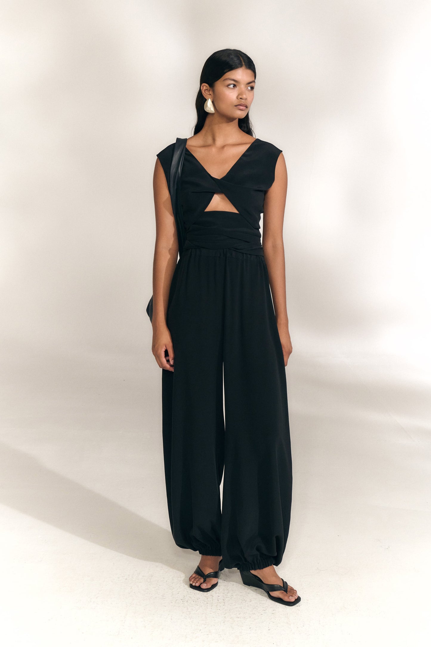 Tunez, crop top cruzado de seda negro