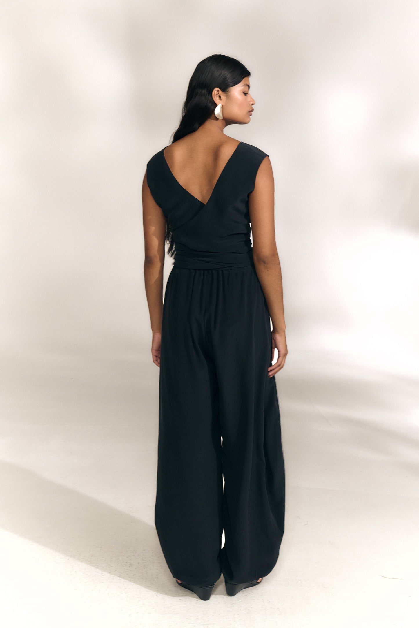 Tunez, crop top cruzado de seda negro