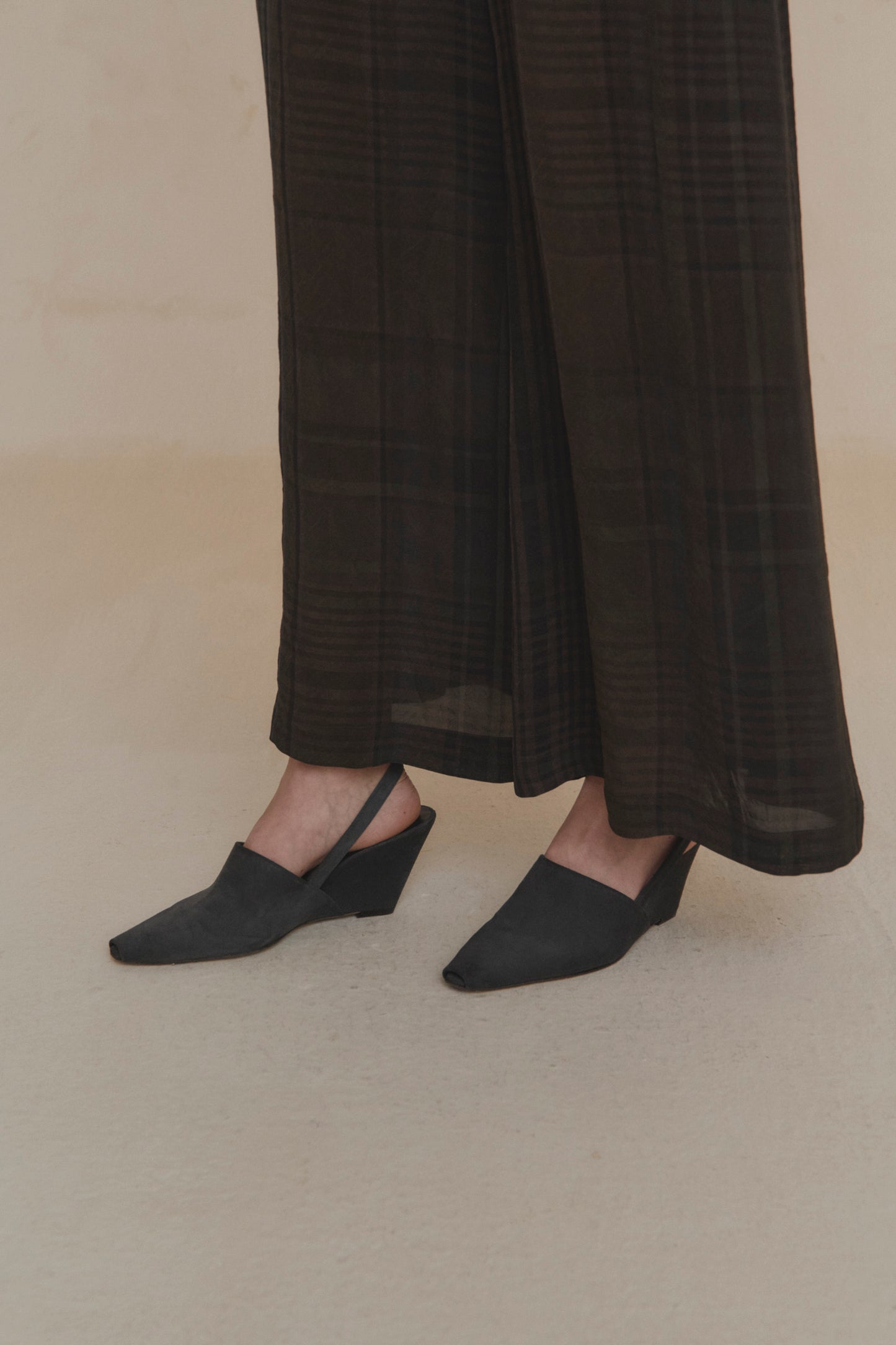 Umbra, graphite wedge sandal