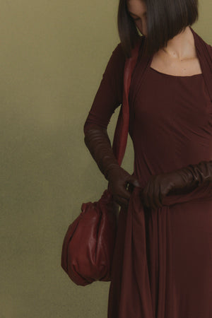 Jin,  guantes de cuero nuez