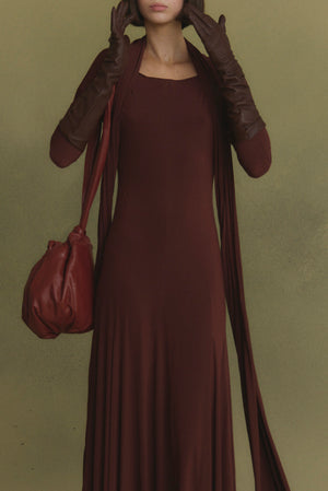 Jin,  guantes de cuero nuez