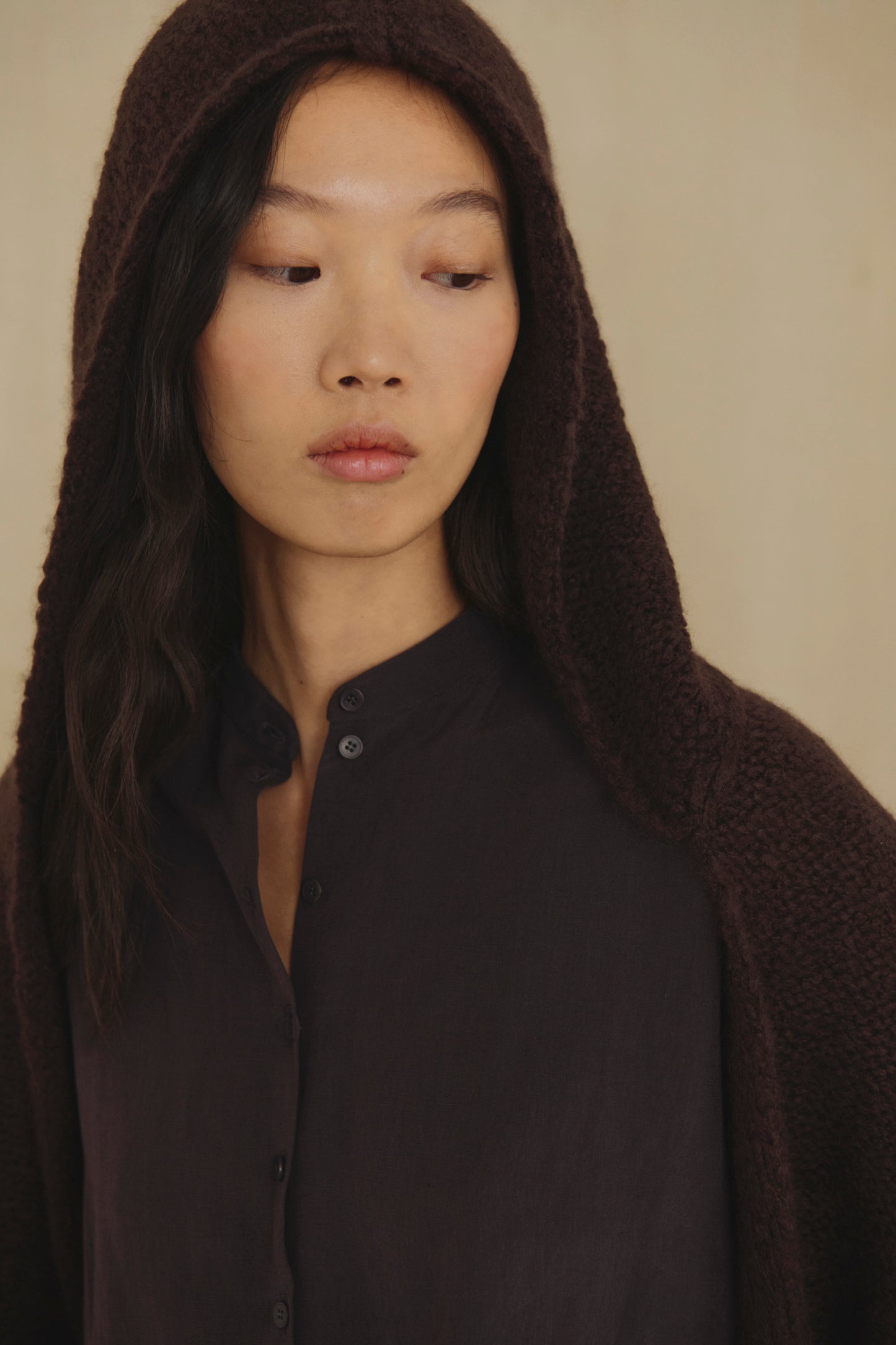 Yara, capucha de cachemir y seda marron burdeos