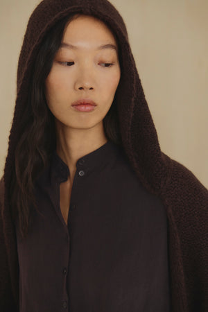 Yara, capucha de cachemir y seda marron burdeos