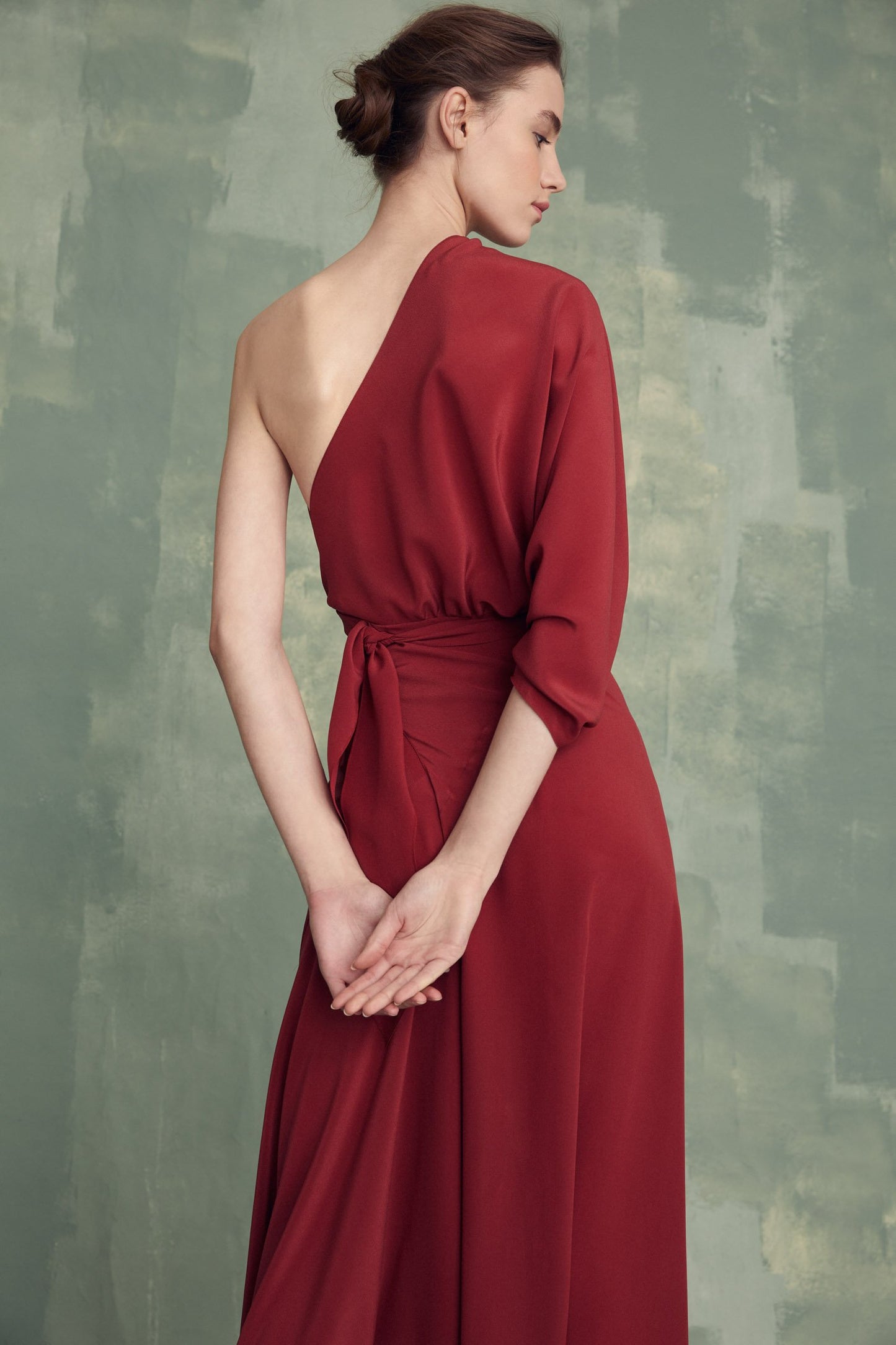 Lena, vestido asimétrico en seda cereza