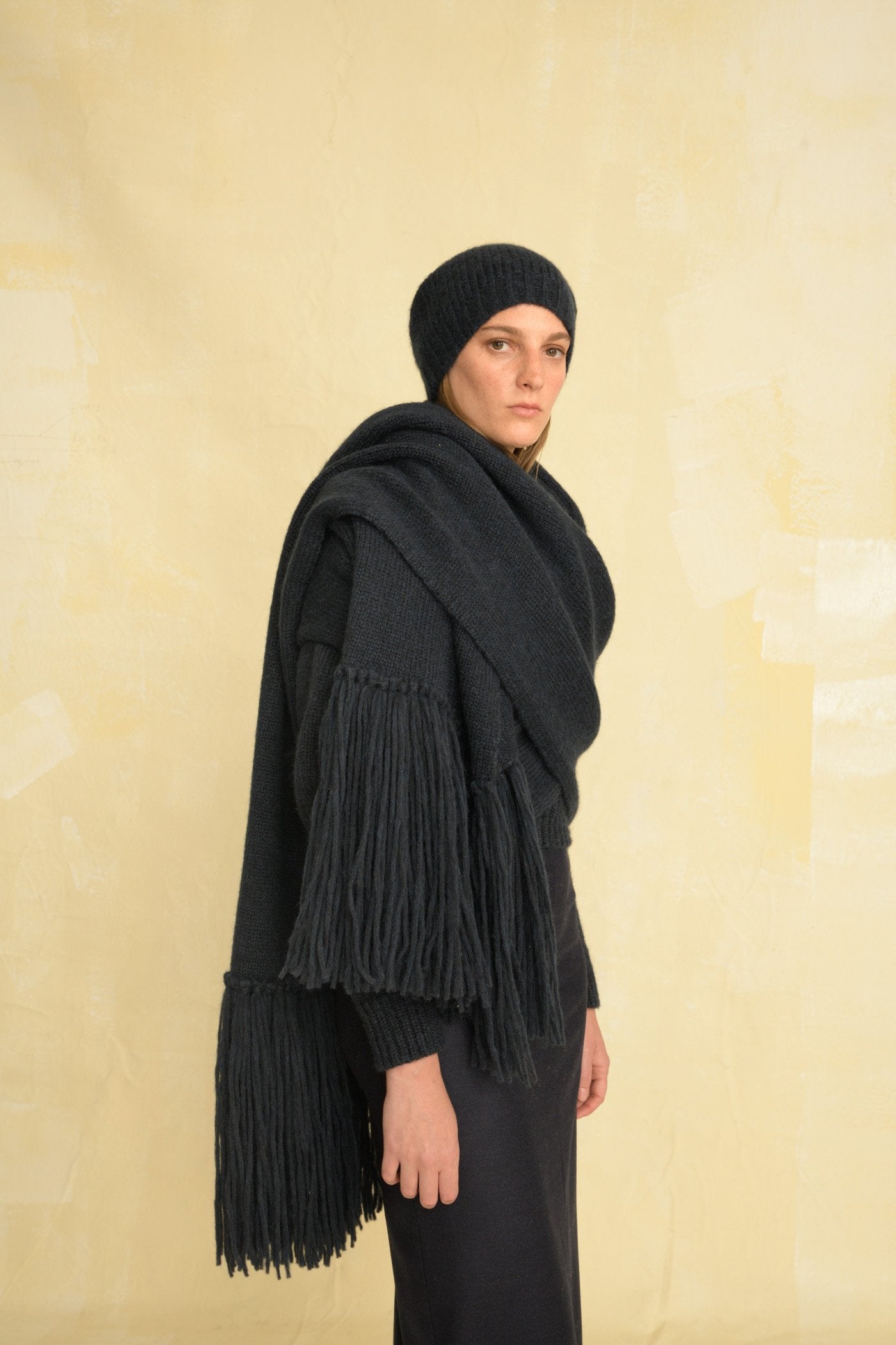 Nusa, beige knitted scarf