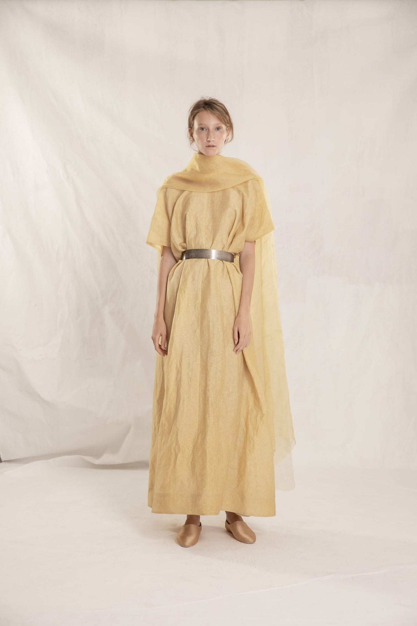 Paper, vestido largo en lino y seda dorado