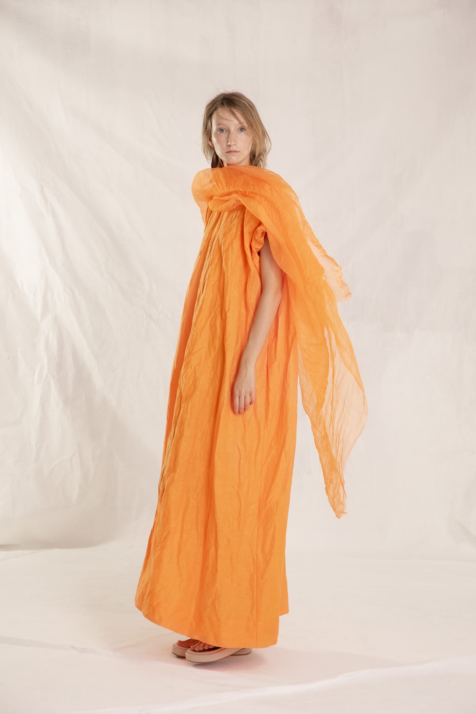 Cortana Paper, vestido largo en lino y seda mandarina